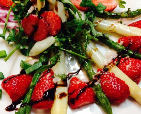 Spargelsalat mit Erdbeeren