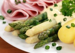Grüner und weißer Spargel