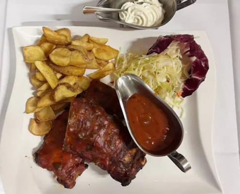Rippchen mit Barbecuesauce, Kartoffeldippers, Sour cream und Krautsalat