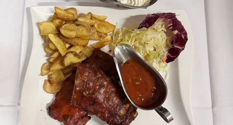 Rippchen mit Barbecuesauce, Kartoffeldippers, Sour cream und Krautsalat